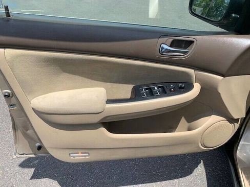 Used 2005 Honda Accord LX image 25