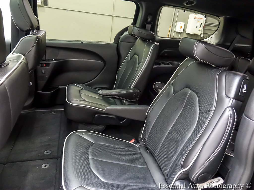 Used 2025 Chrysler Pacifica Limited FWD image 13