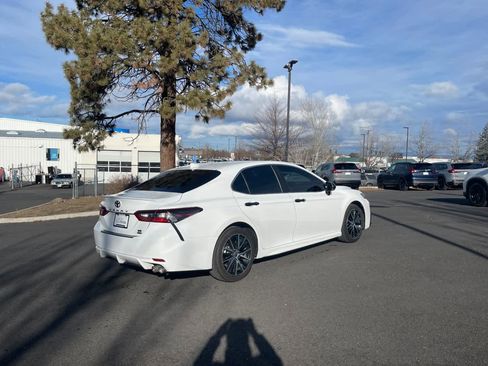 Used 2023 Toyota Camry SE image 2