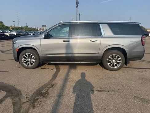 Used 2022 Chevrolet Suburban LT w/ Luxury Package AWD/4WD image 7
