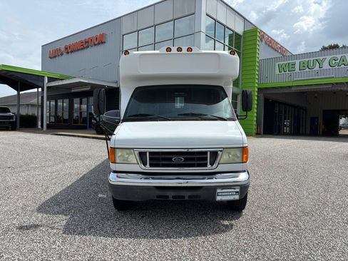 Used 2006 Ford E-350 and Econoline 350 Super Duty RWD image 8