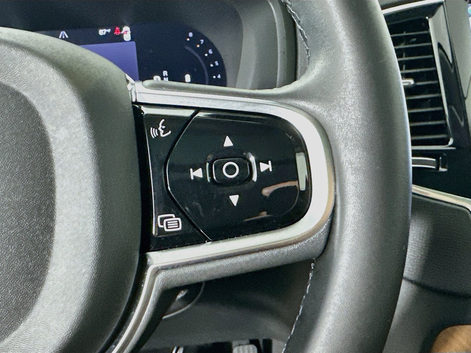 Certified 2025 Volvo XC90 B6 Plus AWD/4WD image 19
