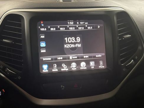 Used 2018 Jeep Cherokee Latitude Plus w/ Trailer Tow Group AWD/4WD image 13