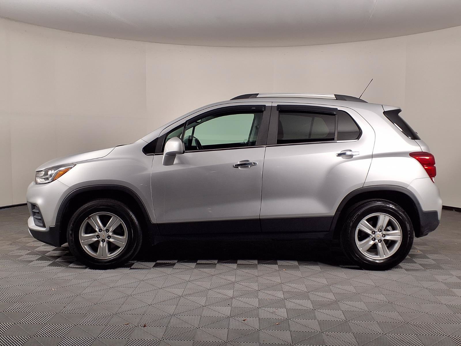 Used 2020 Chevrolet Trax LT w/ LT Convenience Package AWD/4WD image 4