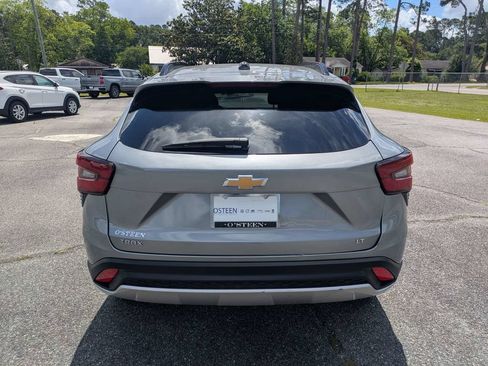 Used 2025 Chevrolet Trax LT FWD image 5