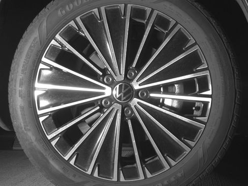 Used 2025 Volkswagen Taos SE image 13