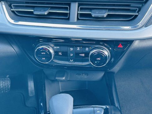 Used 2025 Chevrolet Trax LT image 18