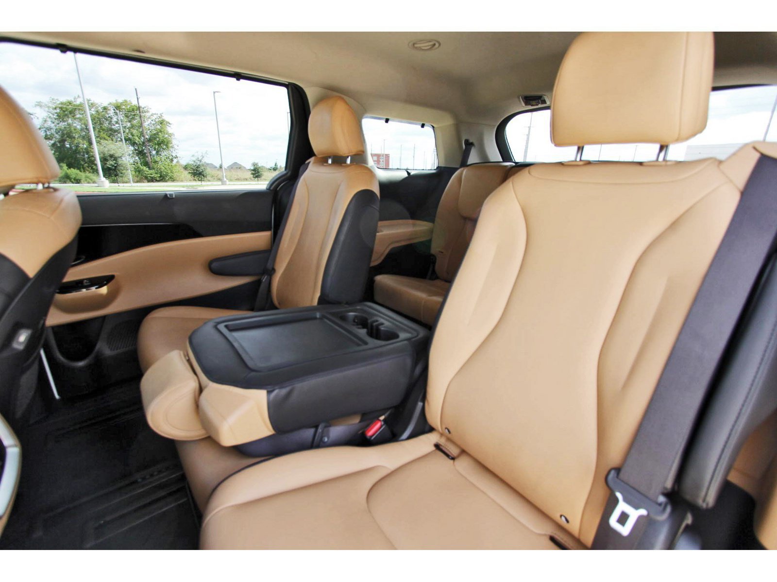 Used 2024 Kia Carnival EX FWD image 31