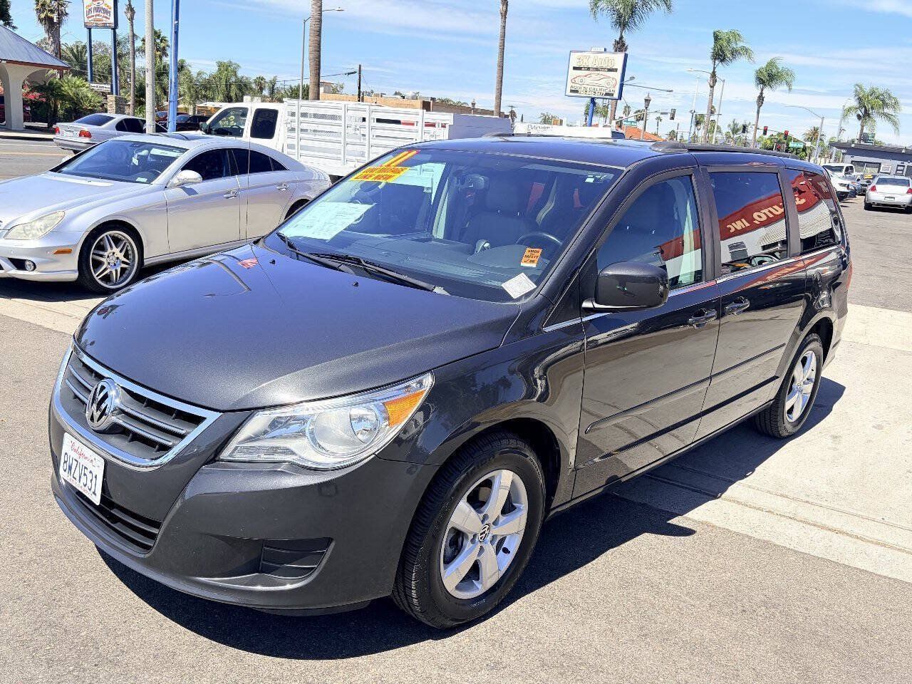 Used 2011 Volkswagen Routan SE FWD image 3