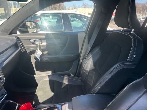 Used 2022 Volvo XC40 P8 Recharge Plus image 4