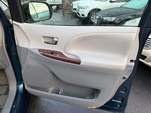 Used 2012 Toyota Sienna XLE image 16