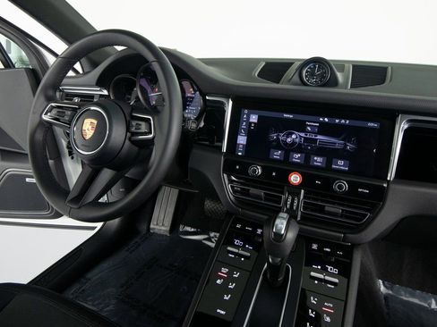 Certified 2025 Porsche Macan image 30