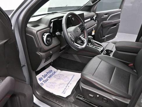 Used 2025 Chevrolet Colorado Z71 w/ Technology Package AWD/4WD image 17