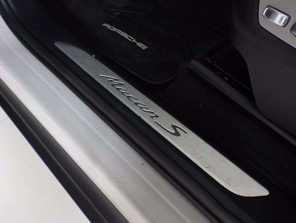 Certified 2021 Porsche Macan S AWD/4WD image 24