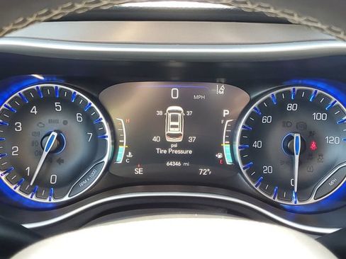 Used 2023 Chrysler Pacifica Touring-L FWD image 12