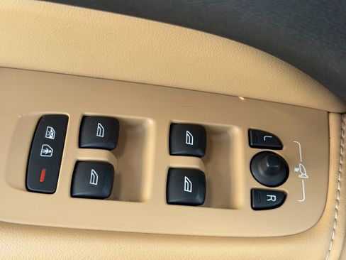 Certified 2023 Volvo XC60 B5 Ultimate w/ Protection Package Premier image 17