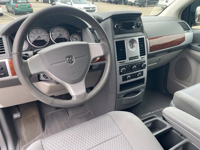 Used 2009 Chrysler Town & Country Touring FWD image 12