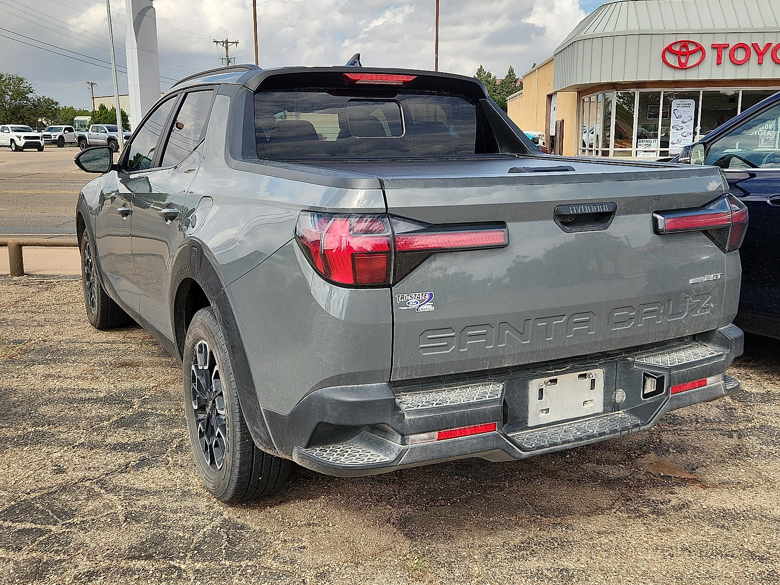 Used 2023 Hyundai Santa Cruz SEL Premium AWD/4WD image 2