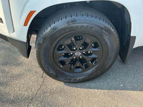 Certified 2024 Nissan Frontier SV image 7