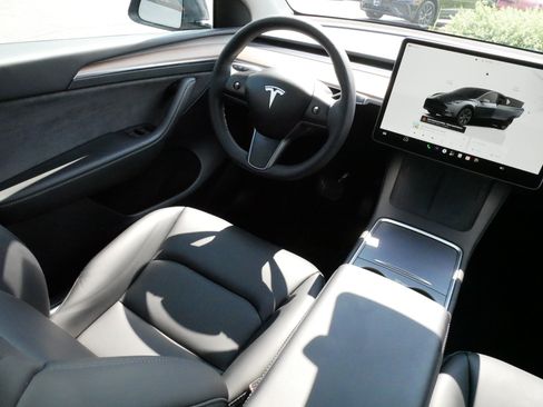 Used 2023 Tesla Model Y Long Range AWD/4WD image 9