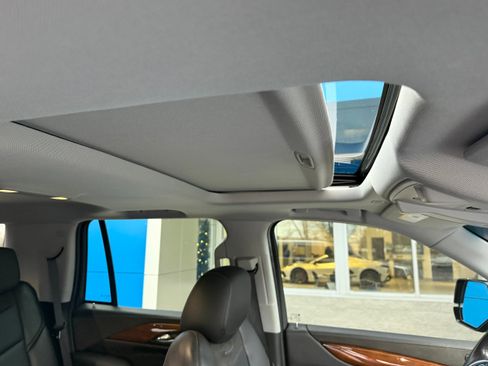 Used 2018 Cadillac Escalade Luxury image 6