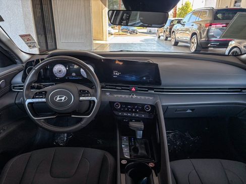 Used 2025 Hyundai Elantra SEL FWD image 15