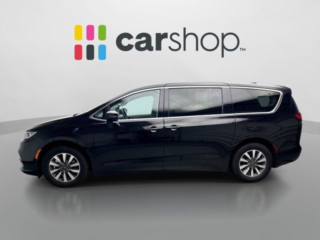 Used 2024 Chrysler Pacifica Limited FWD image 2