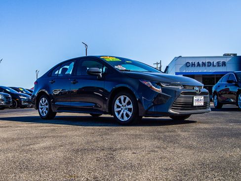 Used 2025 Toyota Corolla LE FWD image 9