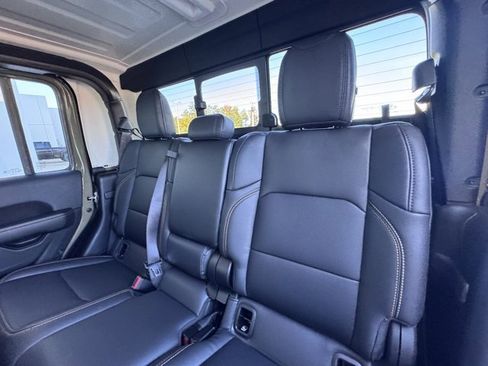Used 2025 Jeep Gladiator Sport image 16