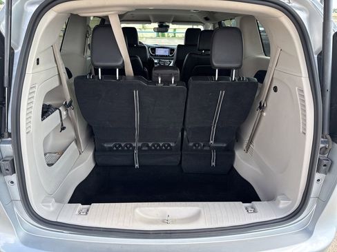 Used 2023 Chrysler Pacifica Touring-L FWD image 10