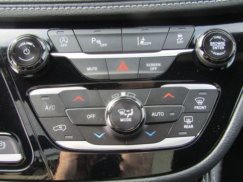 Used 2025 Chrysler Pacifica Limited FWD image 18