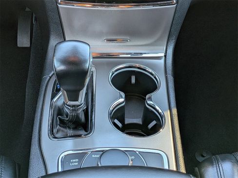 Used 2020 Jeep Grand Cherokee Limited w/ Luxury Group II image 17