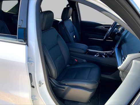 Certified 2025 Chevrolet Traverse LT FWD image 9