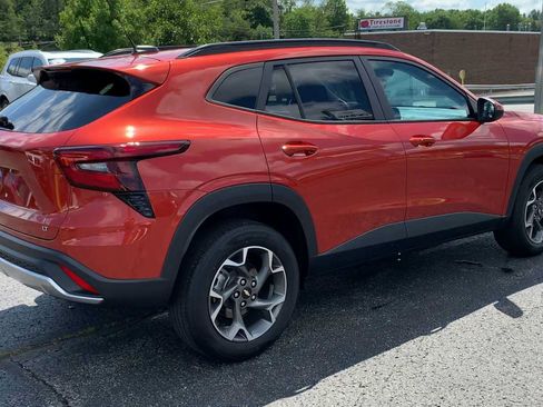 Certified 2024 Chevrolet Trax LT w/ LT Convenience Package FWD image 8