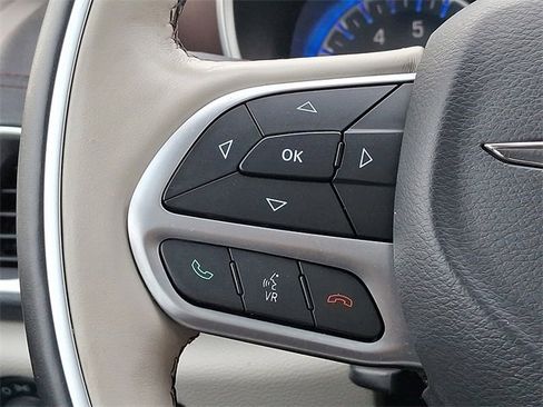 Used 2017 Chrysler Pacifica Limited image 23