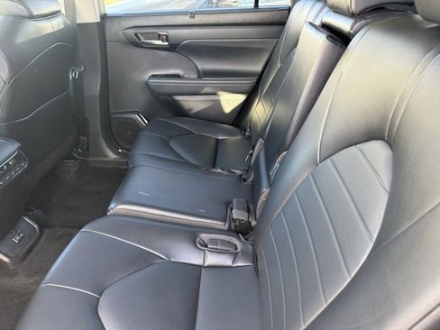 Used 2022 Toyota Highlander XLE image 8