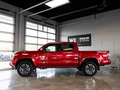 Used 2022 Toyota Tacoma TRD Sport w/ Technology Package image 1