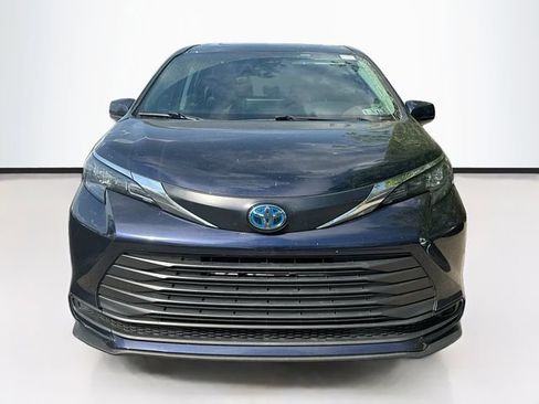 Used 2024 Toyota Sienna LE w/ LE Plus Package AWD/4WD image 2