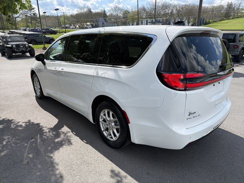 Used 2024 Chrysler Pacifica Touring-L FWD image 6
