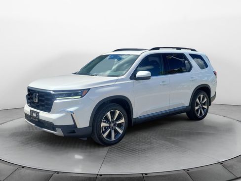 Used 2025 Honda Pilot Touring image 3