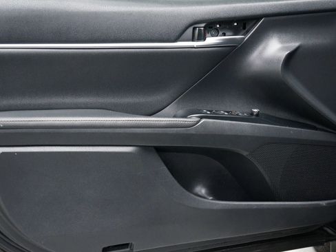 Used 2020 Toyota Camry XLE image 24