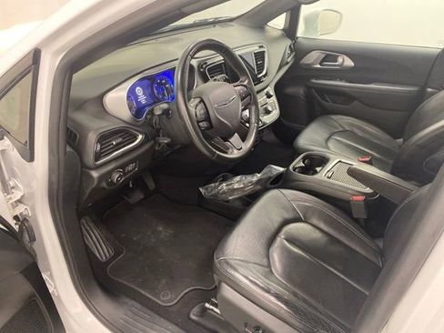 Used 2019 Chrysler Pacifica Touring-L Plus w/ S Appearance Package image 11