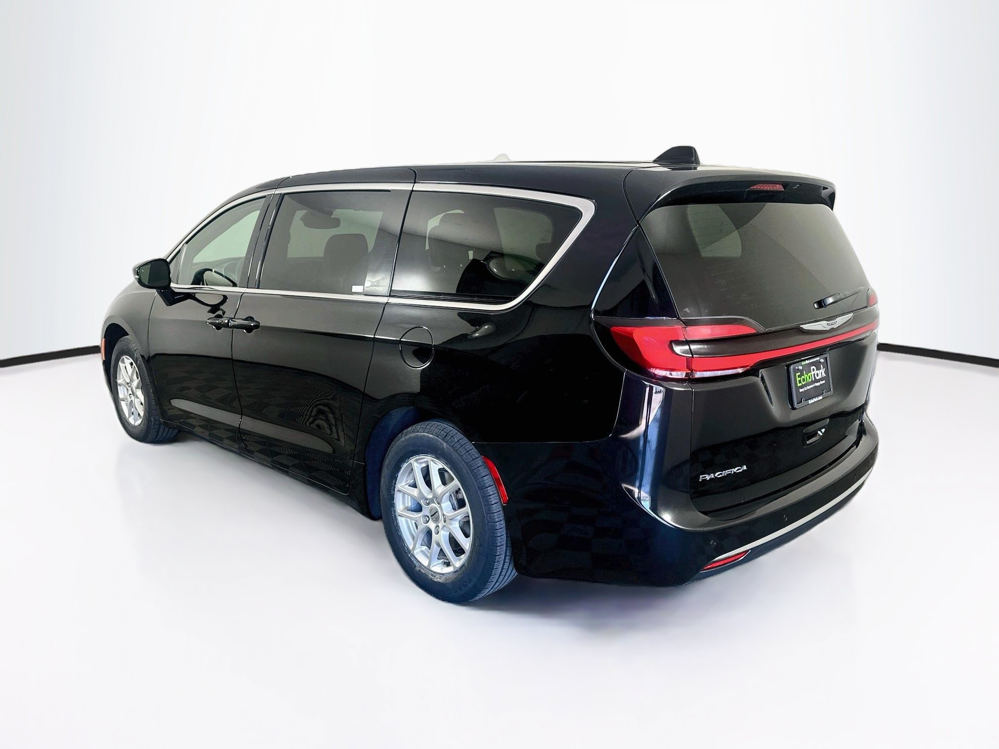 Used 2025 Chrysler Pacifica Select FWD image 5