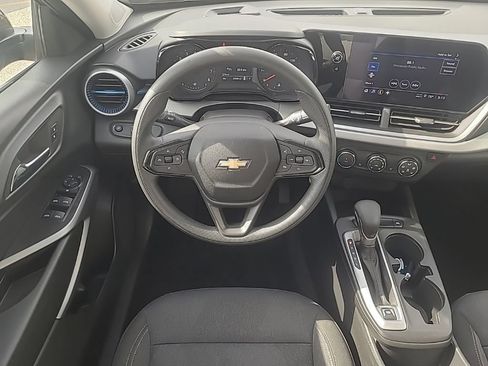 Used 2024 Chevrolet Trax LS w/ LS Convenience Package FWD image 14