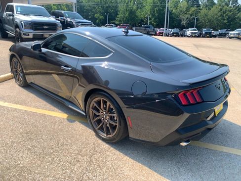 Used 2024 Ford Mustang Premium image 8
