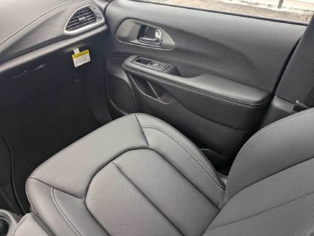 New 2027 Chrysler Pacifica Select FWD image 18