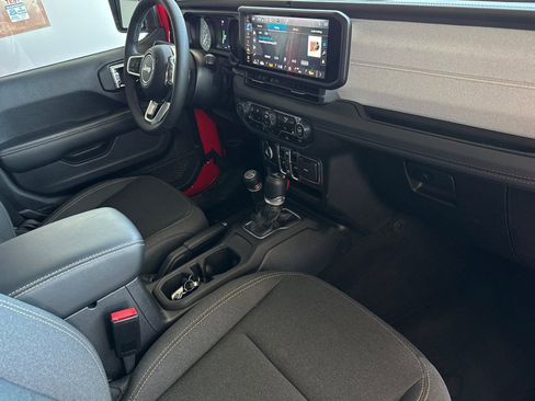 Used 2025 Jeep Wrangler Unlimited Sahara AWD/4WD image 19