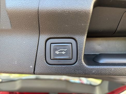 Used 2023 GMC Acadia SLE image 28