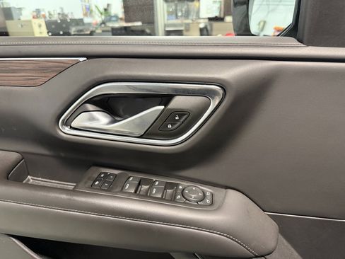 Used 2022 Chevrolet Suburban LT w/ Luxury Package image 12