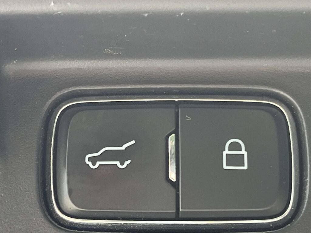 Used 2020 Ford Explorer XLT w/ Equipment Group 202A AWD/4WD image 20